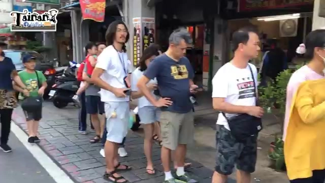 店門口排著長長的人龍，等候購買蔥肉煎餅