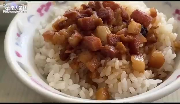 肉燥飯淋上油亮肉燥,肉燥切得細碎油脂在米飯間緩緩化開