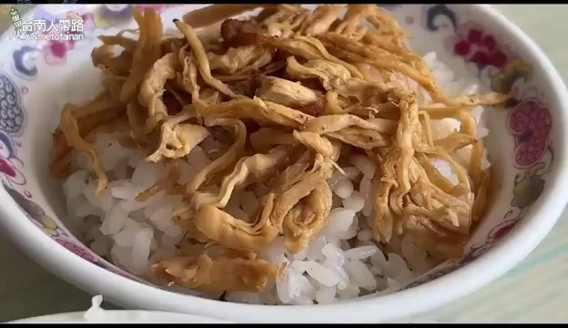 雞絲飯撕成一絲一絲拌上醬油色澤均勻,吃起來濕潤多汁不乾柴