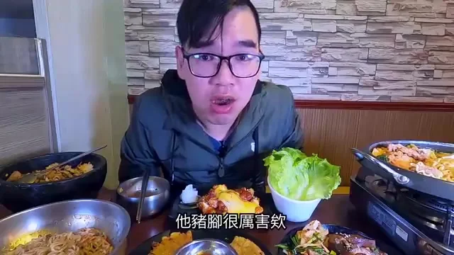 阿波夾起韓式豬腳,展示肥瘦各半的油亮肉質