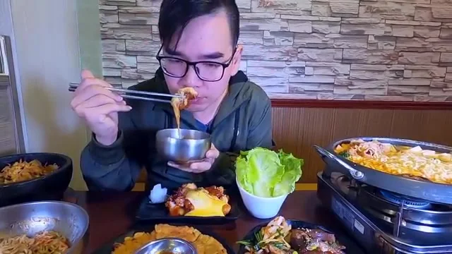 阿波展示裹滿醬汁又酥脆的韓式炸雞