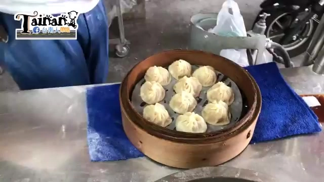 蒸籠裡整齊排列的新鮮小籠包，現包現蒸香氣十足