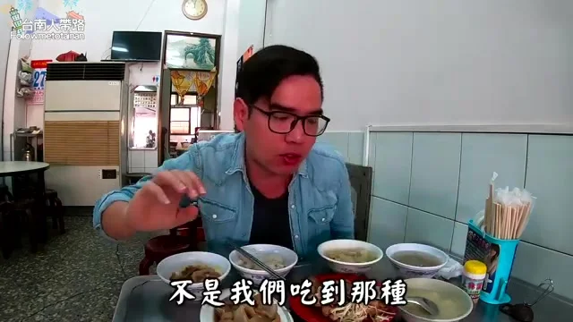 阿波桌上擺滿雞肉飯、湯品跟小菜，準備開吃