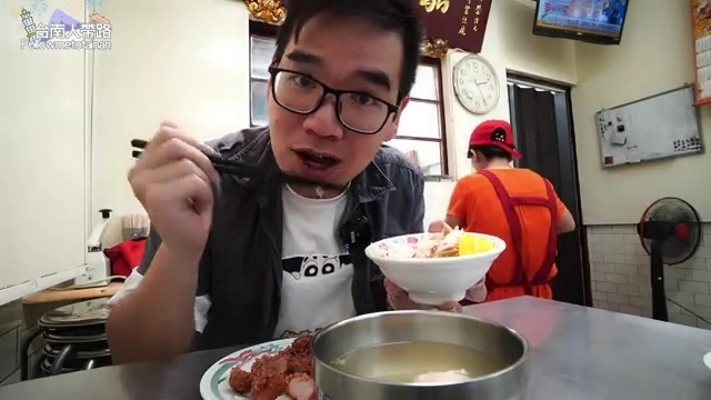 餐桌上擺著雞肉飯、丸仔湯與紅糟肉拼盤，阿波夾著食物準備試吃