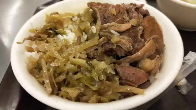 店內招牌排骨飯（焢肉飯）端上桌，肉質油亮誘人