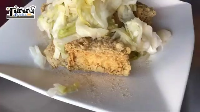 白色瓷盤盛著原味炸臭豆腐，鋪滿新鮮高麗菜絲，豆腐外皮呈現金黃酥脆色澤