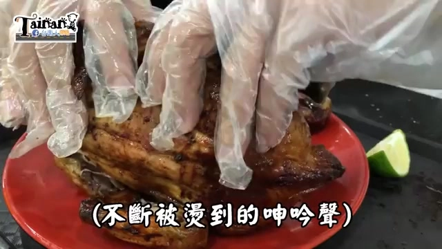 戴著手套的雙手正撕開烤雞腿，肉質焦香帶油亮光澤