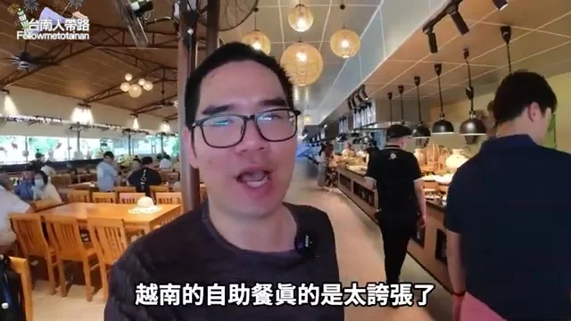 自助餐台擺滿牛排、義大利麵、烤鴨等中西式菜色