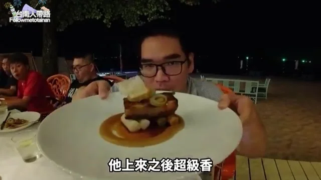 主菜豬肋排上桌,外層酥脆帶著香料醬汁