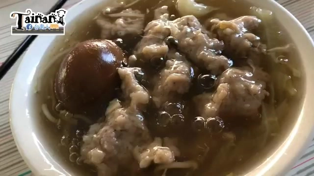 白色瓷碗盛著魯麵,可見一顆深褐色魯蛋與肉羹塊浸在濃稠羹湯中,湯汁帶著油亮光澤