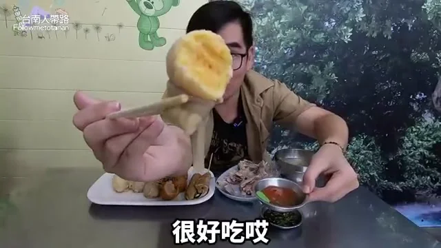 阿波拿起豆包福袋，形容外型像小叮噹百寶袋