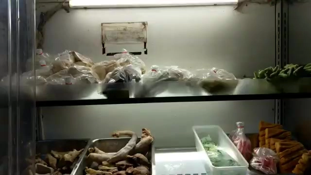 整櫃冷藏食材任君挑選，各式蔬菜、肉片、海鮮應有盡有