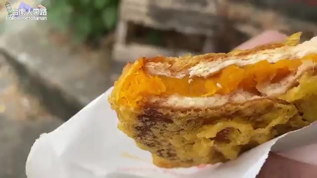剖開的地瓜餅特寫,橘紅色地瓜內餡層次分明,外皮金黃油亮