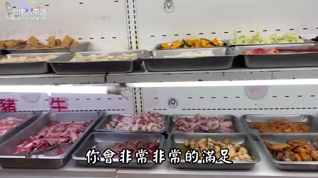 開放式冷藏展示櫃裡陳列著多種生鮮肉品與蔬菜盤，包含豬肉、牛肉、玉米、高麗菜等食材，供顧客自取