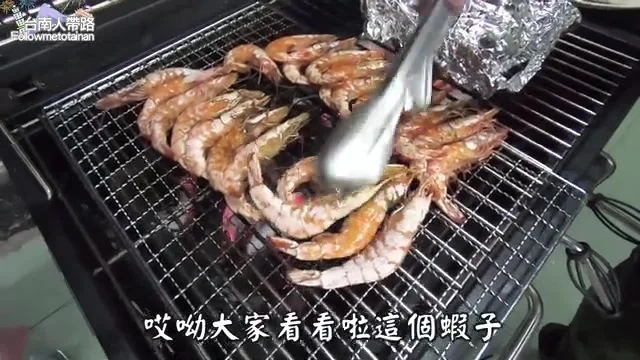 阿波展示滿滿一大盤活動白蝦