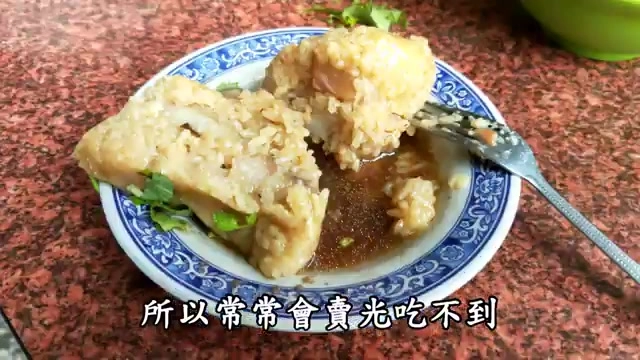 肉粽剖開後可見飽滿米粒與肥瘦各半的豬肉內餡