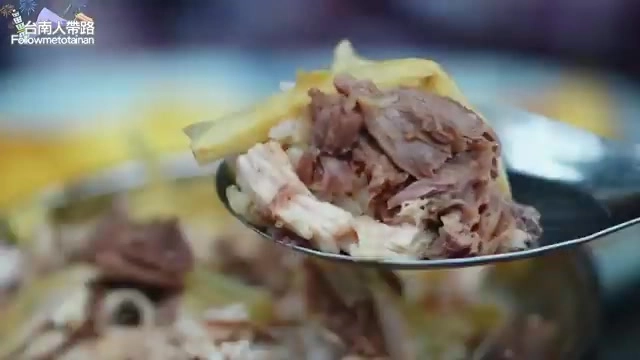 湯匙舀起白飯與撕碎的火雞肉絲，肉質呈現絲狀，色澤誘人