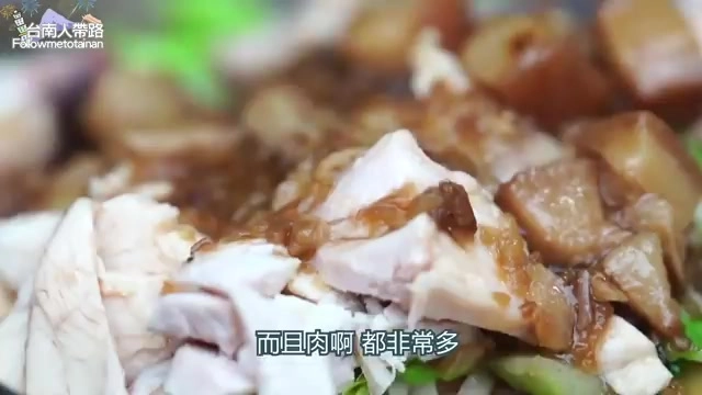 特寫拍攝撕碎的火雞肉塊與滷汁，肉質白皙紋理清晰，標示「肉啊，都非常多」
