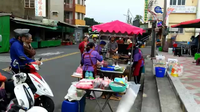 攤位老闆熟練地為排隊顧客準備臭豆腐，現場人潮不斷