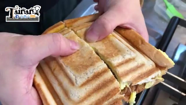 店家將剛出爐的熱壓吐司切開，準備上桌