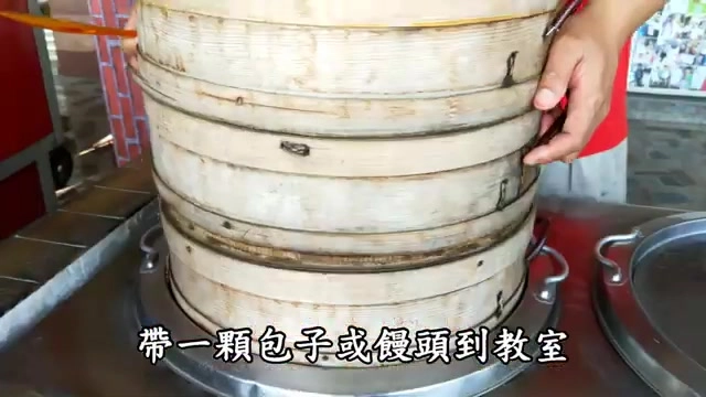 店家傳統木製蒸籠層層堆疊，準備蒸製包子饅頭