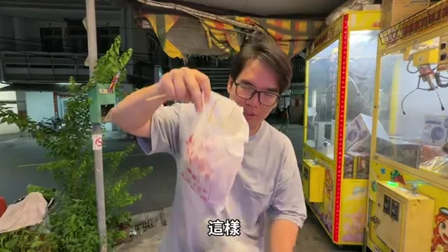 阿波舉起沉甸甸的一大包鹽酥雞對鏡頭展示