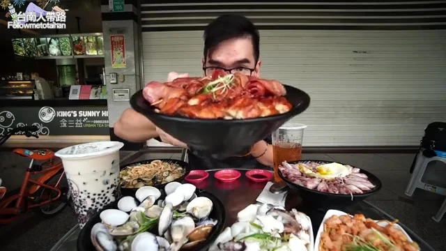 阿波端起整桌海鮮意麵拼盤,招牌品項一字排開