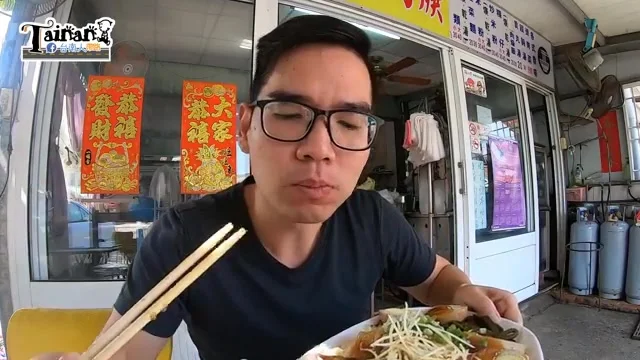 阿波與老婆一起品嚐店內自助夾取的滷味拼盤