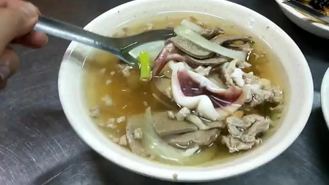 招牌什錦湯內含豬肝、螺肉、蝦仁與大塊花枝，湯頭鮮甜十足