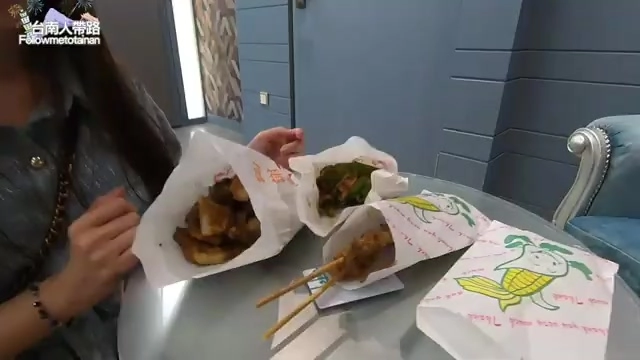 外帶回房的吉霸夯串燒，紙袋包裝的烤物與竹籤串燒一字排開
