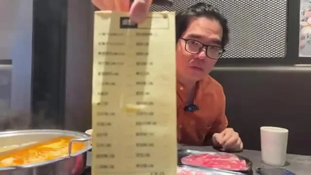 一鍋之主的菜單看板,上面列出牛肉、火鍋料與蔬菜品項