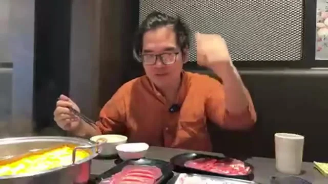 阿波試吃牛肩肉後,比出手勢向鏡頭反應口感