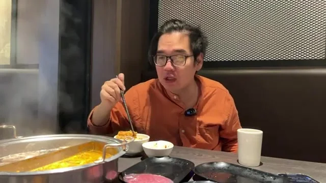 鍋中的油條特寫,阿波夾起準備品嚐