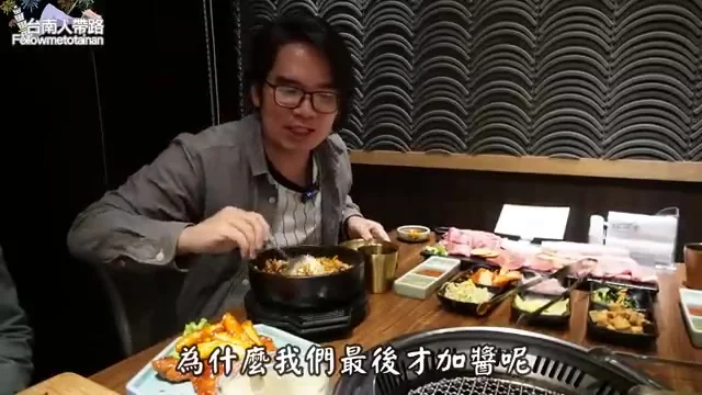 石鍋拌飯拌入滿滿泡菜與豬肉,醬料淋在飯上