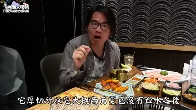 阿波吃進一口牛煎小排,邊咀嚼邊誇讚好吃