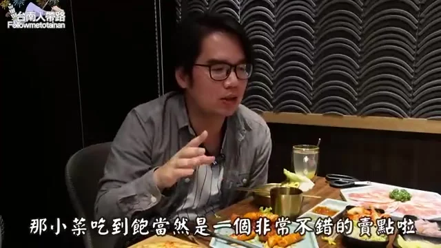 阿波向鏡頭比劃,說明小菜吃到飽是這裡的賣點