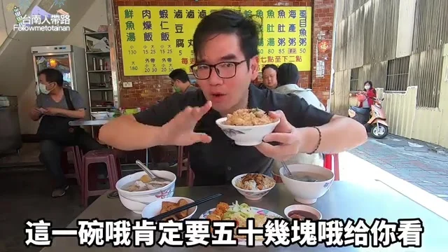 阿波拿起15元蝦捲飯,桌上擺滿多樣小吃