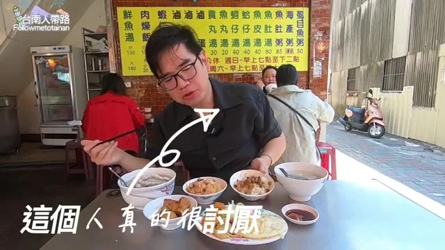 阿波夾起肉燥飯,桌上擺滿多樣小吃