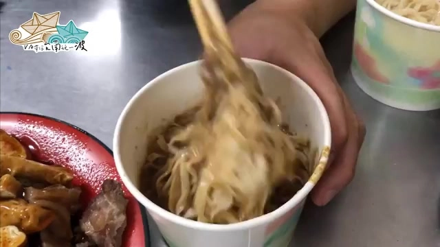 紙碗裝著鹽水意麵,筷子夾起麵條,一旁擺著滷味拼盤