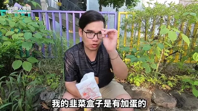 阿波坐在路邊介紹剛買到的品項