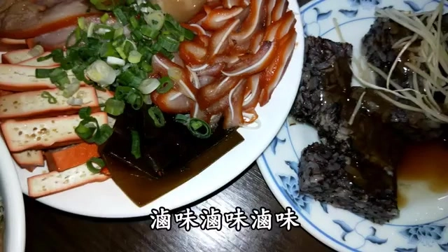 店內滷味拼盤上桌，蔬菜比例豐富走清爽路線