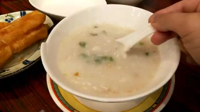 成記粥品端上桌，燉煮到幾乎沒有顆粒，湯頭綿密順口