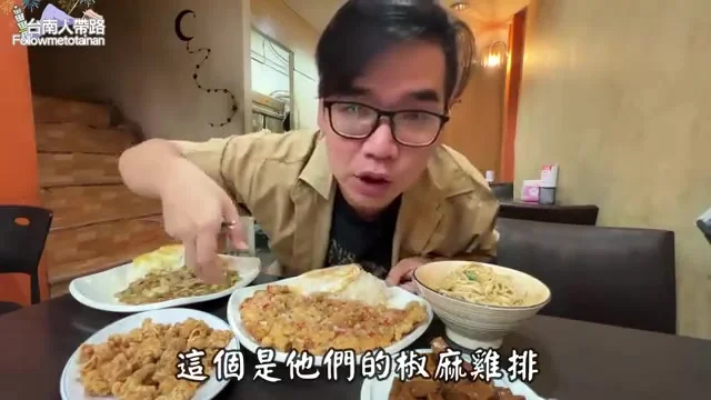 65元椒麻雞排飯特寫,份量誇張