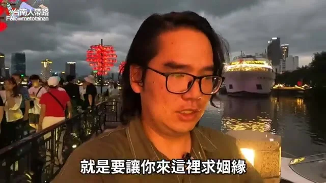 阿波在龍橋畔的河岸夜景前,說明求姻緣的愛情鎖習俗