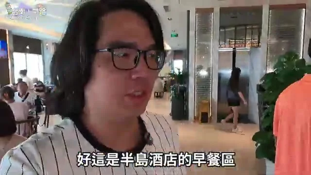 半島酒店自助早餐區全景,擺滿各式餐點的長桌