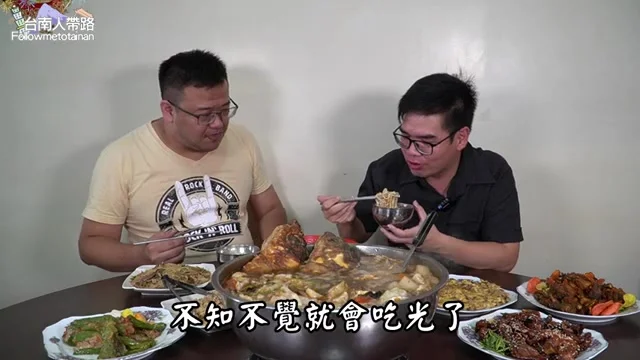 阿波與傑哥品嚐碗公裝的古早味滷麵，直呼不知不覺就吃光了