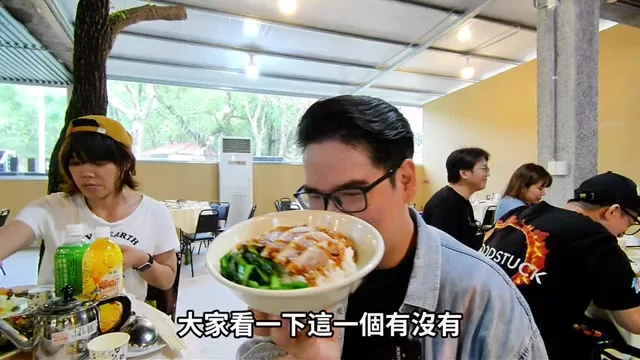 阿波端著玫瑰園的蚵仔料理對鏡頭展示,淋上蚵油與油蔥酥