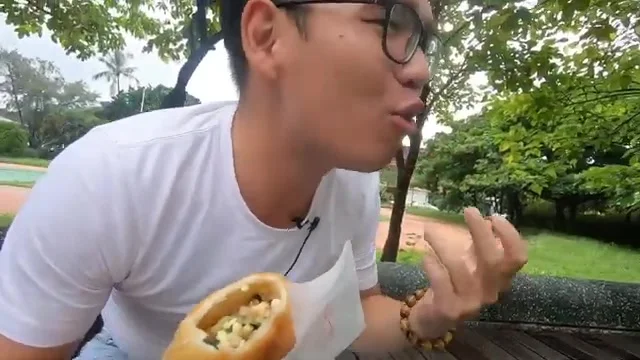 阿波咬開熱騰騰的韭菜盒子，內餡湯汁瞬間爆出