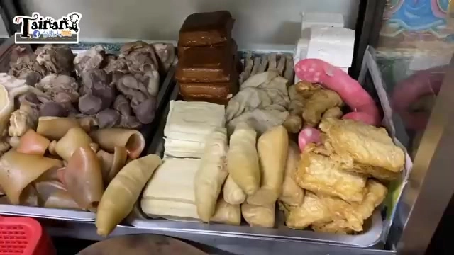 不鏽鋼餐檯上擺滿多種滷味配菜，包含豬腳、豆包、豆干、甜不辣等品項