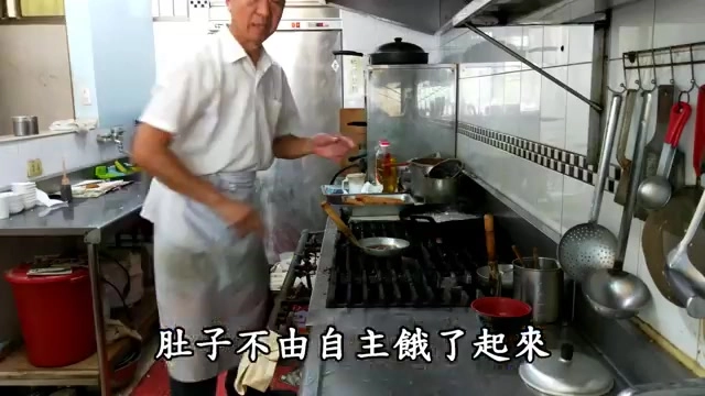 廚師專注地在廚房裡處理豬排料理，準備下鍋油炸